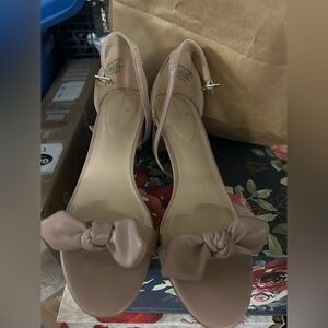 Bandolino Nude/Pink Bow Heels